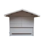 casetta di legno bianca